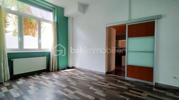 NÉGOCIATION POSSIBLE 
KAWECKI Stéphane vous propose à roanne secteur place des promenades , cet appartement avec terrasse, cave. 
En rez de chaussée surrélevé.

Offrant, grande pièce de vie,  cuisine équipée, aménagée, 3 chambres dont une parentale avec baignoire et douche italienne, 2 salles d'eau avec douches. 

Bureau/ Double vitrage volets motorisés/ Peinture plafond récente.