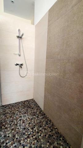 NÉGOCIATION POSSIBLE 
KAWECKI Stéphane vous propose à roanne secteur place des promenades , cet appartement avec terrasse, cave. 
En rez de chaussée surrélevé.

Offrant, grande pièce de vie,  cuisine équipée, aménagée, 3 chambres dont une parentale avec baignoire et douche italienne, 2 salles d'eau avec douches. 

Bureau/ Double vitrage volets motorisés/ Peinture plafond récente.