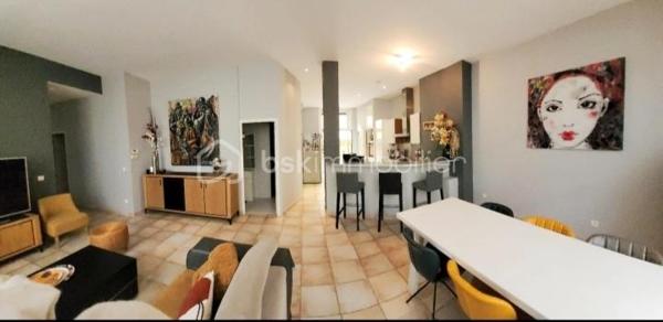 NÉGOCIATION POSSIBLE 
KAWECKI Stéphane vous propose à roanne secteur place des promenades , cet appartement avec terrasse, cave. 
En rez de chaussée surrélevé.

Offrant, grande pièce de vie,  cuisine équipée, aménagée, 3 chambres dont une parentale avec baignoire et douche italienne, 2 salles d'eau avec douches. 

Bureau/ Double vitrage volets motorisés/ Peinture plafond récente.