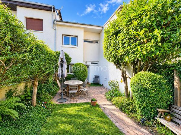 OPPORTUNITE - MAISON DE 80m2 - LA CELLE SAINT CLOUD

Venez découvrir cette maison mitoyenne d'une surface de 80m2, idéalement située au sein d'un domaine recherché et verdoyant à la Celle Saint Cloud. A seulement quelques minutes de toutes les commodités, vous bénéficierez d'un environnement agréable et familial, à proximité de la gare, des lignes de bus, des commerces, des écoles et centres commerciaux.

Cette maison dispose d'un espace terrasse et d'un jardin pour profiter de  moments conviviaux entre amis ou en famille.
Elle se compose comme suit : Une entrée, une cuisine, un salon/séjour avec un accès sur la terrasse, et des commodités. A l'étage : un couloir distribue trois chambres et une salle de bain. Un escalier vous conduit au sous-sol où se trouvent une buanderie, un espace aménageable, et une chaufferie avec rangements.

Une belle opportunité pour ceux qui souhaitent acquérir une maison avec un espace extérieur, dans un secteur recherché.

N'hésitez pas à me contacter pour découvrir ce bien au potentiel indéniable.