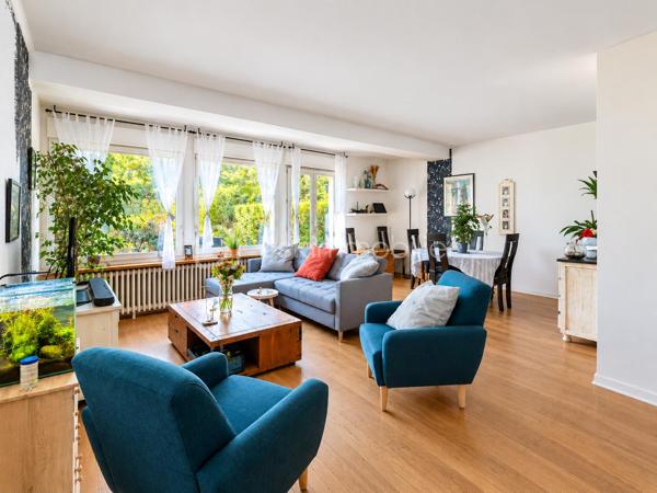 OPPORTUNITE - MAISON DE 80m2 - LA CELLE SAINT CLOUD

Venez découvrir cette maison mitoyenne d'une surface de 80m2, idéalement située au sein d'un domaine recherché et verdoyant à la Celle Saint Cloud. A seulement quelques minutes de toutes les commodités, vous bénéficierez d'un environnement agréable et familial, à proximité de la gare, des lignes de bus, des commerces, des écoles et centres commerciaux.

Cette maison dispose d'un espace terrasse et d'un jardin pour profiter de  moments conviviaux entre amis ou en famille.
Elle se compose comme suit : Une entrée, une cuisine, un salon/séjour avec un accès sur la terrasse, et des commodités. A l'étage : un couloir distribue trois chambres et une salle de bain. Un escalier vous conduit au sous-sol où se trouvent une buanderie, un espace aménageable, et une chaufferie avec rangements.

Une belle opportunité pour ceux qui souhaitent acquérir une maison avec un espace extérieur, dans un secteur recherché.

N'hésitez pas à me contacter pour découvrir ce bien au potentiel indéniable.