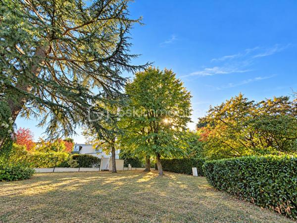 OPPORTUNITE - MAISON DE 80m2 - LA CELLE SAINT CLOUD

Venez découvrir cette maison mitoyenne d'une surface de 80m2, idéalement située au sein d'un domaine recherché et verdoyant à la Celle Saint Cloud. A seulement quelques minutes de toutes les commodités, vous bénéficierez d'un environnement agréable et familial, à proximité de la gare, des lignes de bus, des commerces, des écoles et centres commerciaux.

Cette maison dispose d'un espace terrasse et d'un jardin pour profiter de  moments conviviaux entre amis ou en famille.
Elle se compose comme suit : Une entrée, une cuisine, un salon/séjour avec un accès sur la terrasse, et des commodités. A l'étage : un couloir distribue trois chambres et une salle de bain. Un escalier vous conduit au sous-sol où se trouvent une buanderie, un espace aménageable, et une chaufferie avec rangements.

Une belle opportunité pour ceux qui souhaitent acquérir une maison avec un espace extérieur, dans un secteur recherché.

N'hésitez pas à me contacter pour découvrir ce bien au potentiel indéniable.