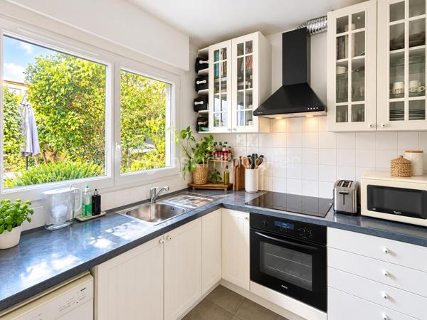OPPORTUNITE - MAISON DE 80m2 - LA CELLE SAINT CLOUD

Venez découvrir cette maison mitoyenne d'une surface de 80m2, idéalement située au sein d'un domaine recherché et verdoyant à la Celle Saint Cloud. A seulement quelques minutes de toutes les commodités, vous bénéficierez d'un environnement agréable et familial, à proximité de la gare, des lignes de bus, des commerces, des écoles et centres commerciaux.

Cette maison dispose d'un espace terrasse et d'un jardin pour profiter de  moments conviviaux entre amis ou en famille.
Elle se compose comme suit : Une entrée, une cuisine, un salon/séjour avec un accès sur la terrasse, et des commodités. A l'étage : un couloir distribue trois chambres et une salle de bain. Un escalier vous conduit au sous-sol où se trouvent une buanderie, un espace aménageable, et une chaufferie avec rangements.

Une belle opportunité pour ceux qui souhaitent acquérir une maison avec un espace extérieur, dans un secteur recherché.

N'hésitez pas à me contacter pour découvrir ce bien au potentiel indéniable.