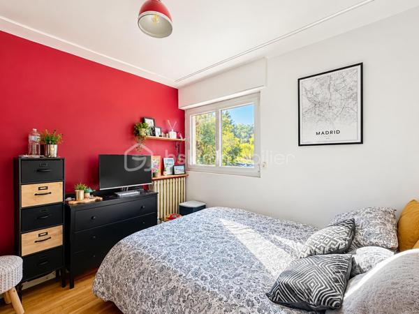 OPPORTUNITE - MAISON DE 80m2 - LA CELLE SAINT CLOUD

Venez découvrir cette maison mitoyenne d'une surface de 80m2, idéalement située au sein d'un domaine recherché et verdoyant à la Celle Saint Cloud. A seulement quelques minutes de toutes les commodités, vous bénéficierez d'un environnement agréable et familial, à proximité de la gare, des lignes de bus, des commerces, des écoles et centres commerciaux.

Cette maison dispose d'un espace terrasse et d'un jardin pour profiter de  moments conviviaux entre amis ou en famille.
Elle se compose comme suit : Une entrée, une cuisine, un salon/séjour avec un accès sur la terrasse, et des commodités. A l'étage : un couloir distribue trois chambres et une salle de bain. Un escalier vous conduit au sous-sol où se trouvent une buanderie, un espace aménageable, et une chaufferie avec rangements.

Une belle opportunité pour ceux qui souhaitent acquérir une maison avec un espace extérieur, dans un secteur recherché.

N'hésitez pas à me contacter pour découvrir ce bien au potentiel indéniable.