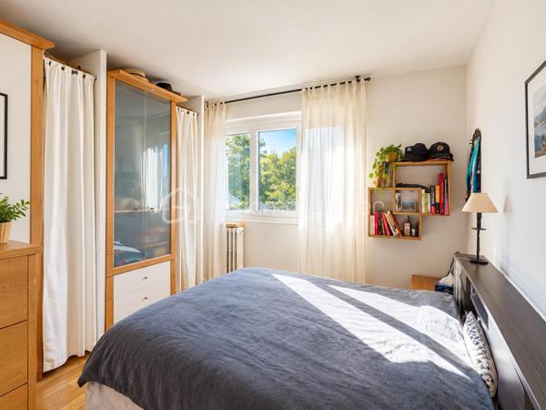 OPPORTUNITE - MAISON DE 80m2 - LA CELLE SAINT CLOUD

Venez découvrir cette maison mitoyenne d'une surface de 80m2, idéalement située au sein d'un domaine recherché et verdoyant à la Celle Saint Cloud. A seulement quelques minutes de toutes les commodités, vous bénéficierez d'un environnement agréable et familial, à proximité de la gare, des lignes de bus, des commerces, des écoles et centres commerciaux.

Cette maison dispose d'un espace terrasse et d'un jardin pour profiter de  moments conviviaux entre amis ou en famille.
Elle se compose comme suit : Une entrée, une cuisine, un salon/séjour avec un accès sur la terrasse, et des commodités. A l'étage : un couloir distribue trois chambres et une salle de bain. Un escalier vous conduit au sous-sol où se trouvent une buanderie, un espace aménageable, et une chaufferie avec rangements.

Une belle opportunité pour ceux qui souhaitent acquérir une maison avec un espace extérieur, dans un secteur recherché.

N'hésitez pas à me contacter pour découvrir ce bien au potentiel indéniable.
