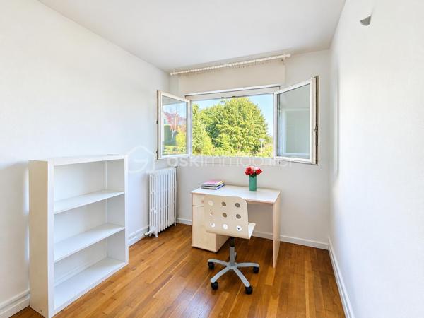 OPPORTUNITE - MAISON DE 80m2 - LA CELLE SAINT CLOUD

Venez découvrir cette maison mitoyenne d'une surface de 80m2, idéalement située au sein d'un domaine recherché et verdoyant à la Celle Saint Cloud. A seulement quelques minutes de toutes les commodités, vous bénéficierez d'un environnement agréable et familial, à proximité de la gare, des lignes de bus, des commerces, des écoles et centres commerciaux.

Cette maison dispose d'un espace terrasse et d'un jardin pour profiter de  moments conviviaux entre amis ou en famille.
Elle se compose comme suit : Une entrée, une cuisine, un salon/séjour avec un accès sur la terrasse, et des commodités. A l'étage : un couloir distribue trois chambres et une salle de bain. Un escalier vous conduit au sous-sol où se trouvent une buanderie, un espace aménageable, et une chaufferie avec rangements.

Une belle opportunité pour ceux qui souhaitent acquérir une maison avec un espace extérieur, dans un secteur recherché.

N'hésitez pas à me contacter pour découvrir ce bien au potentiel indéniable.