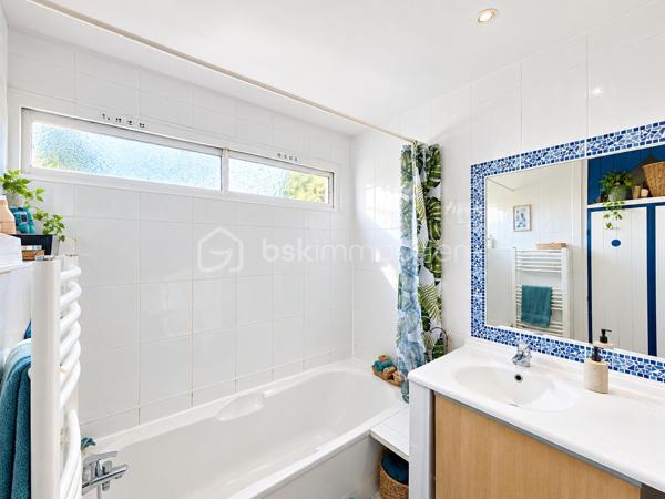 OPPORTUNITE - MAISON DE 80m2 - LA CELLE SAINT CLOUD

Venez découvrir cette maison mitoyenne d'une surface de 80m2, idéalement située au sein d'un domaine recherché et verdoyant à la Celle Saint Cloud. A seulement quelques minutes de toutes les commodités, vous bénéficierez d'un environnement agréable et familial, à proximité de la gare, des lignes de bus, des commerces, des écoles et centres commerciaux.

Cette maison dispose d'un espace terrasse et d'un jardin pour profiter de  moments conviviaux entre amis ou en famille.
Elle se compose comme suit : Une entrée, une cuisine, un salon/séjour avec un accès sur la terrasse, et des commodités. A l'étage : un couloir distribue trois chambres et une salle de bain. Un escalier vous conduit au sous-sol où se trouvent une buanderie, un espace aménageable, et une chaufferie avec rangements.

Une belle opportunité pour ceux qui souhaitent acquérir une maison avec un espace extérieur, dans un secteur recherché.

N'hésitez pas à me contacter pour découvrir ce bien au potentiel indéniable.