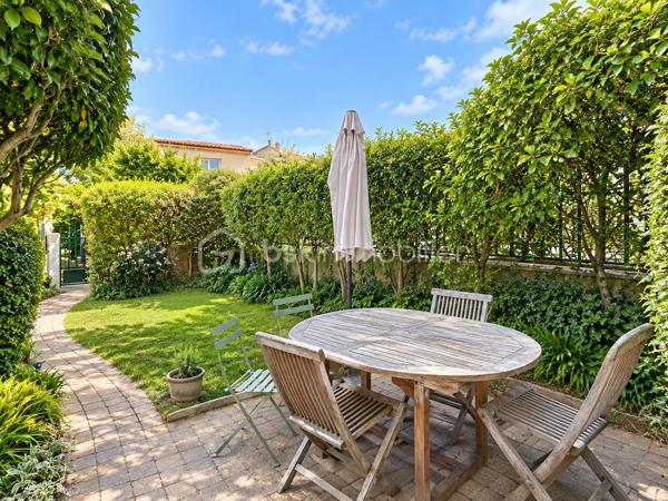 OPPORTUNITE - MAISON DE 80m2 - LA CELLE SAINT CLOUD

Venez découvrir cette maison mitoyenne d'une surface de 80m2, idéalement située au sein d'un domaine recherché et verdoyant à la Celle Saint Cloud. A seulement quelques minutes de toutes les commodités, vous bénéficierez d'un environnement agréable et familial, à proximité de la gare, des lignes de bus, des commerces, des écoles et centres commerciaux.

Cette maison dispose d'un espace terrasse et d'un jardin pour profiter de  moments conviviaux entre amis ou en famille.
Elle se compose comme suit : Une entrée, une cuisine, un salon/séjour avec un accès sur la terrasse, et des commodités. A l'étage : un couloir distribue trois chambres et une salle de bain. Un escalier vous conduit au sous-sol où se trouvent une buanderie, un espace aménageable, et une chaufferie avec rangements.

Une belle opportunité pour ceux qui souhaitent acquérir une maison avec un espace extérieur, dans un secteur recherché.

N'hésitez pas à me contacter pour découvrir ce bien au potentiel indéniable.
