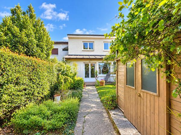 OPPORTUNITE - MAISON DE 80m2 - LA CELLE SAINT CLOUD

Venez découvrir cette maison mitoyenne d'une surface de 80m2, idéalement située au sein d'un domaine recherché et verdoyant à la Celle Saint Cloud. A seulement quelques minutes de toutes les commodités, vous bénéficierez d'un environnement agréable et familial, à proximité de la gare, des lignes de bus, des commerces, des écoles et centres commerciaux.

Cette maison dispose d'un espace terrasse et d'un jardin pour profiter de  moments conviviaux entre amis ou en famille.
Elle se compose comme suit : Une entrée, une cuisine, un salon/séjour avec un accès sur la terrasse, et des commodités. A l'étage : un couloir distribue trois chambres et une salle de bain. Un escalier vous conduit au sous-sol où se trouvent une buanderie, un espace aménageable, et une chaufferie avec rangements.

Une belle opportunité pour ceux qui souhaitent acquérir une maison avec un espace extérieur, dans un secteur recherché.

N'hésitez pas à me contacter pour découvrir ce bien au potentiel indéniable.