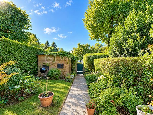 OPPORTUNITE - MAISON DE 80m2 - LA CELLE SAINT CLOUD

Venez découvrir cette maison mitoyenne d'une surface de 80m2, idéalement située au sein d'un domaine recherché et verdoyant à la Celle Saint Cloud. A seulement quelques minutes de toutes les commodités, vous bénéficierez d'un environnement agréable et familial, à proximité de la gare, des lignes de bus, des commerces, des écoles et centres commerciaux.

Cette maison dispose d'un espace terrasse et d'un jardin pour profiter de  moments conviviaux entre amis ou en famille.
Elle se compose comme suit : Une entrée, une cuisine, un salon/séjour avec un accès sur la terrasse, et des commodités. A l'étage : un couloir distribue trois chambres et une salle de bain. Un escalier vous conduit au sous-sol où se trouvent une buanderie, un espace aménageable, et une chaufferie avec rangements.

Une belle opportunité pour ceux qui souhaitent acquérir une maison avec un espace extérieur, dans un secteur recherché.

N'hésitez pas à me contacter pour découvrir ce bien au potentiel indéniable.