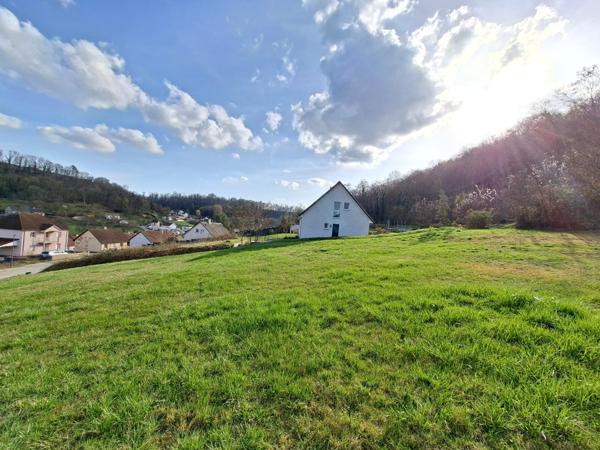 Emplacement privilégié avec vue dominante pour ce très joli terrain de 11,23 ares !