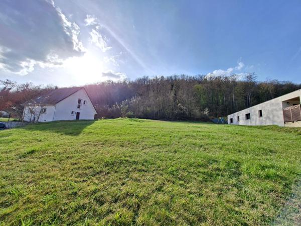 Emplacement privilégié avec vue dominante pour ce très joli terrain de 11,23 ares !