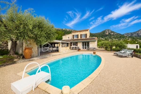 VENCE - Vous recherchez une maison spacieuse, lumineuse, entièrement rénovée ? Vous avez trouvé votre bonheur, venez la visiter !
Vous présenter ce havre de paix avec une vue exceptionnelle à 180 degrés sur les collines de Vence et le Baou de Saint Jeannet est un vrai plaisir.
La piscine avec sa grande plage en résine comporte un poolhouse de 33 m2 entièrement équipé et sécurisé par des volets roulants électriques.
L'intérieur et ses volumes vous raviront aussi.
Au rez-de-jardin, vous jouirez d’une grande entrée, d’un WC invité, d’un salon pour les soirées télé, d’une salle à manger pour 12 personnes pleine de lumière, avec une fenêtre et une porte fenêtre, donnant sur la terrasse, et d’une cuisine ouverte complètement équipée donnant sur la terrasse également.
A l'étage, vous disposerez de 3 chambres baignées de lumière (dont une chambre parentale de plus de 20 m2), d’une salle de bains moderne avec WC et d’une salle d’eau avec WC. Aucun travaux à prévoir.
Un atout : le toit est équipé de panneaux solaires pour la revente de la production électrique à EDF et pour votre consommation personnelle via une batterie.
Un garage de 33 m2 est à votre disposition et le stationnement est aisé pour 6 véhicules à l’intérieur de la propriété. Recevoir vos amis, rien de plus simple !