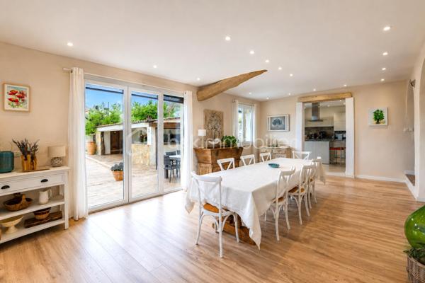 VENCE - Vous recherchez une maison spacieuse, lumineuse, entièrement rénovée ? Vous avez trouvé votre bonheur, venez la visiter !
Vous présenter ce havre de paix avec une vue exceptionnelle à 180 degrés sur les collines de Vence et le Baou de Saint Jeannet est un vrai plaisir.
La piscine avec sa grande plage en résine comporte un poolhouse de 33 m2 entièrement équipé et sécurisé par des volets roulants électriques.
L'intérieur et ses volumes vous raviront aussi.
Au rez-de-jardin, vous jouirez d’une grande entrée, d’un WC invité, d’un salon pour les soirées télé, d’une salle à manger pour 12 personnes pleine de lumière, avec une fenêtre et une porte fenêtre, donnant sur la terrasse, et d’une cuisine ouverte complètement équipée donnant sur la terrasse également.
A l'étage, vous disposerez de 3 chambres baignées de lumière (dont une chambre parentale de plus de 20 m2), d’une salle de bains moderne avec WC et d’une salle d’eau avec WC. Aucun travaux à prévoir.
Un atout : le toit est équipé de panneaux solaires pour la revente de la production électrique à EDF et pour votre consommation personnelle via une batterie.
Un garage de 33 m2 est à votre disposition et le stationnement est aisé pour 6 véhicules à l’intérieur de la propriété. Recevoir vos amis, rien de plus simple !