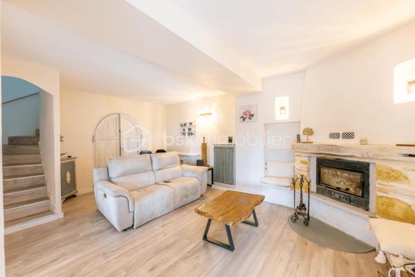 VENCE - Vous recherchez une maison spacieuse, lumineuse, entièrement rénovée ? Vous avez trouvé votre bonheur, venez la visiter !
Vous présenter ce havre de paix avec une vue exceptionnelle à 180 degrés sur les collines de Vence et le Baou de Saint Jeannet est un vrai plaisir.
La piscine avec sa grande plage en résine comporte un poolhouse de 33 m2 entièrement équipé et sécurisé par des volets roulants électriques.
L'intérieur et ses volumes vous raviront aussi.
Au rez-de-jardin, vous jouirez d’une grande entrée, d’un WC invité, d’un salon pour les soirées télé, d’une salle à manger pour 12 personnes pleine de lumière, avec une fenêtre et une porte fenêtre, donnant sur la terrasse, et d’une cuisine ouverte complètement équipée donnant sur la terrasse également.
A l'étage, vous disposerez de 3 chambres baignées de lumière (dont une chambre parentale de plus de 20 m2), d’une salle de bains moderne avec WC et d’une salle d’eau avec WC. Aucun travaux à prévoir.
Un atout : le toit est équipé de panneaux solaires pour la revente de la production électrique à EDF et pour votre consommation personnelle via une batterie.
Un garage de 33 m2 est à votre disposition et le stationnement est aisé pour 6 véhicules à l’intérieur de la propriété. Recevoir vos amis, rien de plus simple !