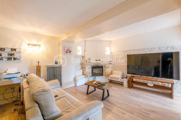 VENCE - Vous recherchez une maison spacieuse, lumineuse, entièrement rénovée ? Vous avez trouvé votre bonheur, venez la visiter !
Vous présenter ce havre de paix avec une vue exceptionnelle à 180 degrés sur les collines de Vence et le Baou de Saint Jeannet est un vrai plaisir.
La piscine avec sa grande plage en résine comporte un poolhouse de 33 m2 entièrement équipé et sécurisé par des volets roulants électriques.
L'intérieur et ses volumes vous raviront aussi.
Au rez-de-jardin, vous jouirez d’une grande entrée, d’un WC invité, d’un salon pour les soirées télé, d’une salle à manger pour 12 personnes pleine de lumière, avec une fenêtre et une porte fenêtre, donnant sur la terrasse, et d’une cuisine ouverte complètement équipée donnant sur la terrasse également.
A l'étage, vous disposerez de 3 chambres baignées de lumière (dont une chambre parentale de plus de 20 m2), d’une salle de bains moderne avec WC et d’une salle d’eau avec WC. Aucun travaux à prévoir.
Un atout : le toit est équipé de panneaux solaires pour la revente de la production électrique à EDF et pour votre consommation personnelle via une batterie.
Un garage de 33 m2 est à votre disposition et le stationnement est aisé pour 6 véhicules à l’intérieur de la propriété. Recevoir vos amis, rien de plus simple !