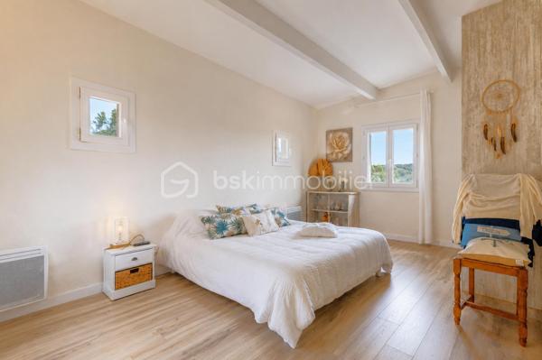 VENCE - Vous recherchez une maison spacieuse, lumineuse, entièrement rénovée ? Vous avez trouvé votre bonheur, venez la visiter !
Vous présenter ce havre de paix avec une vue exceptionnelle à 180 degrés sur les collines de Vence et le Baou de Saint Jeannet est un vrai plaisir.
La piscine avec sa grande plage en résine comporte un poolhouse de 33 m2 entièrement équipé et sécurisé par des volets roulants électriques.
L'intérieur et ses volumes vous raviront aussi.
Au rez-de-jardin, vous jouirez d’une grande entrée, d’un WC invité, d’un salon pour les soirées télé, d’une salle à manger pour 12 personnes pleine de lumière, avec une fenêtre et une porte fenêtre, donnant sur la terrasse, et d’une cuisine ouverte complètement équipée donnant sur la terrasse également.
A l'étage, vous disposerez de 3 chambres baignées de lumière (dont une chambre parentale de plus de 20 m2), d’une salle de bains moderne avec WC et d’une salle d’eau avec WC. Aucun travaux à prévoir.
Un atout : le toit est équipé de panneaux solaires pour la revente de la production électrique à EDF et pour votre consommation personnelle via une batterie.
Un garage de 33 m2 est à votre disposition et le stationnement est aisé pour 6 véhicules à l’intérieur de la propriété. Recevoir vos amis, rien de plus simple !