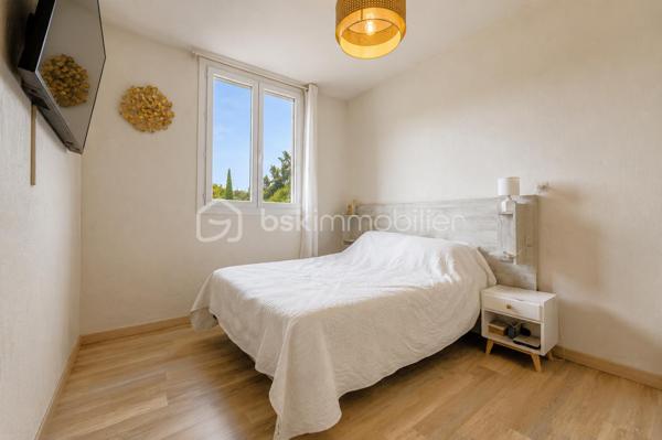 VENCE - Vous recherchez une maison spacieuse, lumineuse, entièrement rénovée ? Vous avez trouvé votre bonheur, venez la visiter !
Vous présenter ce havre de paix avec une vue exceptionnelle à 180 degrés sur les collines de Vence et le Baou de Saint Jeannet est un vrai plaisir.
La piscine avec sa grande plage en résine comporte un poolhouse de 33 m2 entièrement équipé et sécurisé par des volets roulants électriques.
L'intérieur et ses volumes vous raviront aussi.
Au rez-de-jardin, vous jouirez d’une grande entrée, d’un WC invité, d’un salon pour les soirées télé, d’une salle à manger pour 12 personnes pleine de lumière, avec une fenêtre et une porte fenêtre, donnant sur la terrasse, et d’une cuisine ouverte complètement équipée donnant sur la terrasse également.
A l'étage, vous disposerez de 3 chambres baignées de lumière (dont une chambre parentale de plus de 20 m2), d’une salle de bains moderne avec WC et d’une salle d’eau avec WC. Aucun travaux à prévoir.
Un atout : le toit est équipé de panneaux solaires pour la revente de la production électrique à EDF et pour votre consommation personnelle via une batterie.
Un garage de 33 m2 est à votre disposition et le stationnement est aisé pour 6 véhicules à l’intérieur de la propriété. Recevoir vos amis, rien de plus simple !