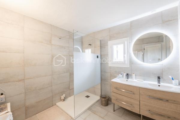 VENCE - Vous recherchez une maison spacieuse, lumineuse, entièrement rénovée ? Vous avez trouvé votre bonheur, venez la visiter !
Vous présenter ce havre de paix avec une vue exceptionnelle à 180 degrés sur les collines de Vence et le Baou de Saint Jeannet est un vrai plaisir.
La piscine avec sa grande plage en résine comporte un poolhouse de 33 m2 entièrement équipé et sécurisé par des volets roulants électriques.
L'intérieur et ses volumes vous raviront aussi.
Au rez-de-jardin, vous jouirez d’une grande entrée, d’un WC invité, d’un salon pour les soirées télé, d’une salle à manger pour 12 personnes pleine de lumière, avec une fenêtre et une porte fenêtre, donnant sur la terrasse, et d’une cuisine ouverte complètement équipée donnant sur la terrasse également.
A l'étage, vous disposerez de 3 chambres baignées de lumière (dont une chambre parentale de plus de 20 m2), d’une salle de bains moderne avec WC et d’une salle d’eau avec WC. Aucun travaux à prévoir.
Un atout : le toit est équipé de panneaux solaires pour la revente de la production électrique à EDF et pour votre consommation personnelle via une batterie.
Un garage de 33 m2 est à votre disposition et le stationnement est aisé pour 6 véhicules à l’intérieur de la propriété. Recevoir vos amis, rien de plus simple !