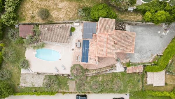 VENCE - Vous recherchez une maison spacieuse, lumineuse, entièrement rénovée ? Vous avez trouvé votre bonheur, venez la visiter !
Vous présenter ce havre de paix avec une vue exceptionnelle à 180 degrés sur les collines de Vence et le Baou de Saint Jeannet est un vrai plaisir.
La piscine avec sa grande plage en résine comporte un poolhouse de 33 m2 entièrement équipé et sécurisé par des volets roulants électriques.
L'intérieur et ses volumes vous raviront aussi.
Au rez-de-jardin, vous jouirez d’une grande entrée, d’un WC invité, d’un salon pour les soirées télé, d’une salle à manger pour 12 personnes pleine de lumière, avec une fenêtre et une porte fenêtre, donnant sur la terrasse, et d’une cuisine ouverte complètement équipée donnant sur la terrasse également.
A l'étage, vous disposerez de 3 chambres baignées de lumière (dont une chambre parentale de plus de 20 m2), d’une salle de bains moderne avec WC et d’une salle d’eau avec WC. Aucun travaux à prévoir.
Un atout : le toit est équipé de panneaux solaires pour la revente de la production électrique à EDF et pour votre consommation personnelle via une batterie.
Un garage de 33 m2 est à votre disposition et le stationnement est aisé pour 6 véhicules à l’intérieur de la propriété. Recevoir vos amis, rien de plus simple !