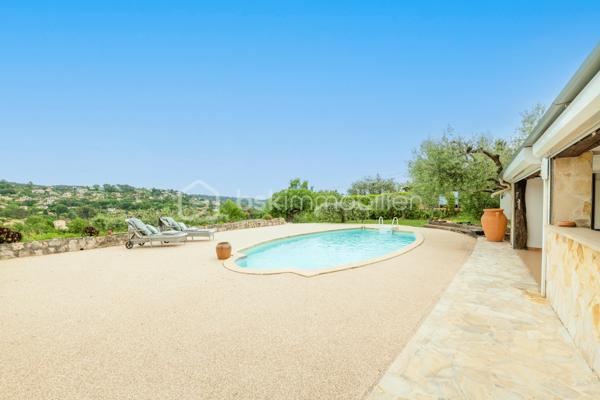 VENCE - Vous recherchez une maison spacieuse, lumineuse, entièrement rénovée ? Vous avez trouvé votre bonheur, venez la visiter !
Vous présenter ce havre de paix avec une vue exceptionnelle à 180 degrés sur les collines de Vence et le Baou de Saint Jeannet est un vrai plaisir.
La piscine avec sa grande plage en résine comporte un poolhouse de 33 m2 entièrement équipé et sécurisé par des volets roulants électriques.
L'intérieur et ses volumes vous raviront aussi.
Au rez-de-jardin, vous jouirez d’une grande entrée, d’un WC invité, d’un salon pour les soirées télé, d’une salle à manger pour 12 personnes pleine de lumière, avec une fenêtre et une porte fenêtre, donnant sur la terrasse, et d’une cuisine ouverte complètement équipée donnant sur la terrasse également.
A l'étage, vous disposerez de 3 chambres baignées de lumière (dont une chambre parentale de plus de 20 m2), d’une salle de bains moderne avec WC et d’une salle d’eau avec WC. Aucun travaux à prévoir.
Un atout : le toit est équipé de panneaux solaires pour la revente de la production électrique à EDF et pour votre consommation personnelle via une batterie.
Un garage de 33 m2 est à votre disposition et le stationnement est aisé pour 6 véhicules à l’intérieur de la propriété. Recevoir vos amis, rien de plus simple !