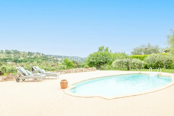 VENCE - Vous recherchez une maison spacieuse, lumineuse, entièrement rénovée ? Vous avez trouvé votre bonheur, venez la visiter !
Vous présenter ce havre de paix avec une vue exceptionnelle à 180 degrés sur les collines de Vence et le Baou de Saint Jeannet est un vrai plaisir.
La piscine avec sa grande plage en résine comporte un poolhouse de 33 m2 entièrement équipé et sécurisé par des volets roulants électriques.
L'intérieur et ses volumes vous raviront aussi.
Au rez-de-jardin, vous jouirez d’une grande entrée, d’un WC invité, d’un salon pour les soirées télé, d’une salle à manger pour 12 personnes pleine de lumière, avec une fenêtre et une porte fenêtre, donnant sur la terrasse, et d’une cuisine ouverte complètement équipée donnant sur la terrasse également.
A l'étage, vous disposerez de 3 chambres baignées de lumière (dont une chambre parentale de plus de 20 m2), d’une salle de bains moderne avec WC et d’une salle d’eau avec WC. Aucun travaux à prévoir.
Un atout : le toit est équipé de panneaux solaires pour la revente de la production électrique à EDF et pour votre consommation personnelle via une batterie.
Un garage de 33 m2 est à votre disposition et le stationnement est aisé pour 6 véhicules à l’intérieur de la propriété. Recevoir vos amis, rien de plus simple !