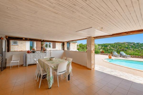 VENCE - Vous recherchez une maison spacieuse, lumineuse, entièrement rénovée ? Vous avez trouvé votre bonheur, venez la visiter !
Vous présenter ce havre de paix avec une vue exceptionnelle à 180 degrés sur les collines de Vence et le Baou de Saint Jeannet est un vrai plaisir.
La piscine avec sa grande plage en résine comporte un poolhouse de 33 m2 entièrement équipé et sécurisé par des volets roulants électriques.
L'intérieur et ses volumes vous raviront aussi.
Au rez-de-jardin, vous jouirez d’une grande entrée, d’un WC invité, d’un salon pour les soirées télé, d’une salle à manger pour 12 personnes pleine de lumière, avec une fenêtre et une porte fenêtre, donnant sur la terrasse, et d’une cuisine ouverte complètement équipée donnant sur la terrasse également.
A l'étage, vous disposerez de 3 chambres baignées de lumière (dont une chambre parentale de plus de 20 m2), d’une salle de bains moderne avec WC et d’une salle d’eau avec WC. Aucun travaux à prévoir.
Un atout : le toit est équipé de panneaux solaires pour la revente de la production électrique à EDF et pour votre consommation personnelle via une batterie.
Un garage de 33 m2 est à votre disposition et le stationnement est aisé pour 6 véhicules à l’intérieur de la propriété. Recevoir vos amis, rien de plus simple !