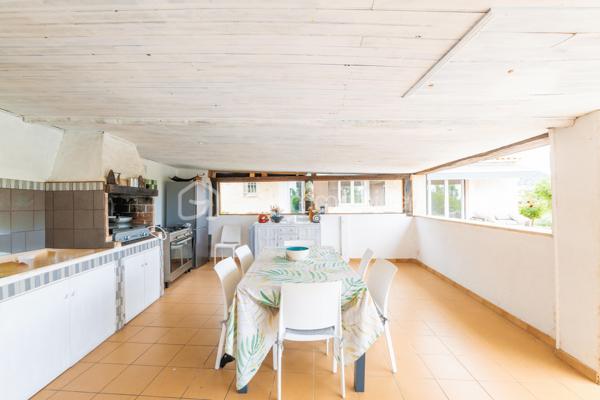 VENCE - Vous recherchez une maison spacieuse, lumineuse, entièrement rénovée ? Vous avez trouvé votre bonheur, venez la visiter !
Vous présenter ce havre de paix avec une vue exceptionnelle à 180 degrés sur les collines de Vence et le Baou de Saint Jeannet est un vrai plaisir.
La piscine avec sa grande plage en résine comporte un poolhouse de 33 m2 entièrement équipé et sécurisé par des volets roulants électriques.
L'intérieur et ses volumes vous raviront aussi.
Au rez-de-jardin, vous jouirez d’une grande entrée, d’un WC invité, d’un salon pour les soirées télé, d’une salle à manger pour 12 personnes pleine de lumière, avec une fenêtre et une porte fenêtre, donnant sur la terrasse, et d’une cuisine ouverte complètement équipée donnant sur la terrasse également.
A l'étage, vous disposerez de 3 chambres baignées de lumière (dont une chambre parentale de plus de 20 m2), d’une salle de bains moderne avec WC et d’une salle d’eau avec WC. Aucun travaux à prévoir.
Un atout : le toit est équipé de panneaux solaires pour la revente de la production électrique à EDF et pour votre consommation personnelle via une batterie.
Un garage de 33 m2 est à votre disposition et le stationnement est aisé pour 6 véhicules à l’intérieur de la propriété. Recevoir vos amis, rien de plus simple !