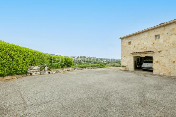 VENCE - Vous recherchez une maison spacieuse, lumineuse, entièrement rénovée ? Vous avez trouvé votre bonheur, venez la visiter !
Vous présenter ce havre de paix avec une vue exceptionnelle à 180 degrés sur les collines de Vence et le Baou de Saint Jeannet est un vrai plaisir.
La piscine avec sa grande plage en résine comporte un poolhouse de 33 m2 entièrement équipé et sécurisé par des volets roulants électriques.
L'intérieur et ses volumes vous raviront aussi.
Au rez-de-jardin, vous jouirez d’une grande entrée, d’un WC invité, d’un salon pour les soirées télé, d’une salle à manger pour 12 personnes pleine de lumière, avec une fenêtre et une porte fenêtre, donnant sur la terrasse, et d’une cuisine ouverte complètement équipée donnant sur la terrasse également.
A l'étage, vous disposerez de 3 chambres baignées de lumière (dont une chambre parentale de plus de 20 m2), d’une salle de bains moderne avec WC et d’une salle d’eau avec WC. Aucun travaux à prévoir.
Un atout : le toit est équipé de panneaux solaires pour la revente de la production électrique à EDF et pour votre consommation personnelle via une batterie.
Un garage de 33 m2 est à votre disposition et le stationnement est aisé pour 6 véhicules à l’intérieur de la propriété. Recevoir vos amis, rien de plus simple !
