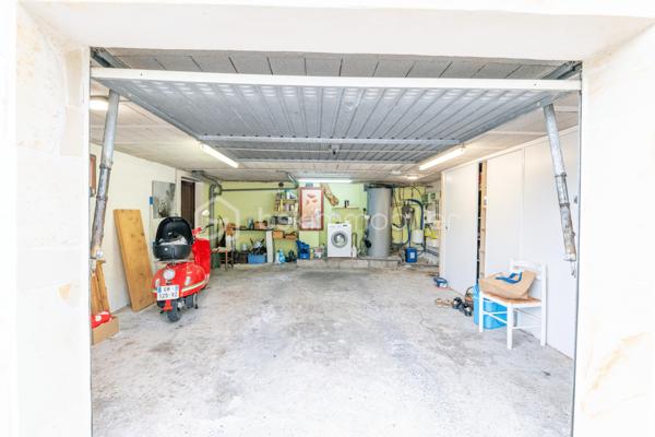 VENCE - Vous recherchez une maison spacieuse, lumineuse, entièrement rénovée ? Vous avez trouvé votre bonheur, venez la visiter !
Vous présenter ce havre de paix avec une vue exceptionnelle à 180 degrés sur les collines de Vence et le Baou de Saint Jeannet est un vrai plaisir.
La piscine avec sa grande plage en résine comporte un poolhouse de 33 m2 entièrement équipé et sécurisé par des volets roulants électriques.
L'intérieur et ses volumes vous raviront aussi.
Au rez-de-jardin, vous jouirez d’une grande entrée, d’un WC invité, d’un salon pour les soirées télé, d’une salle à manger pour 12 personnes pleine de lumière, avec une fenêtre et une porte fenêtre, donnant sur la terrasse, et d’une cuisine ouverte complètement équipée donnant sur la terrasse également.
A l'étage, vous disposerez de 3 chambres baignées de lumière (dont une chambre parentale de plus de 20 m2), d’une salle de bains moderne avec WC et d’une salle d’eau avec WC. Aucun travaux à prévoir.
Un atout : le toit est équipé de panneaux solaires pour la revente de la production électrique à EDF et pour votre consommation personnelle via une batterie.
Un garage de 33 m2 est à votre disposition et le stationnement est aisé pour 6 véhicules à l’intérieur de la propriété. Recevoir vos amis, rien de plus simple !