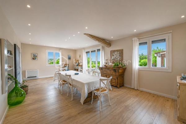 VENCE - Vous recherchez une maison spacieuse, lumineuse, entièrement rénovée ? Vous avez trouvé votre bonheur, venez la visiter !
Vous présenter ce havre de paix avec une vue exceptionnelle à 180 degrés sur les collines de Vence et le Baou de Saint Jeannet est un vrai plaisir.
La piscine avec sa grande plage en résine comporte un poolhouse de 33 m2 entièrement équipé et sécurisé par des volets roulants électriques.
L'intérieur et ses volumes vous raviront aussi.
Au rez-de-jardin, vous jouirez d’une grande entrée, d’un WC invité, d’un salon pour les soirées télé, d’une salle à manger pour 12 personnes pleine de lumière, avec une fenêtre et une porte fenêtre, donnant sur la terrasse, et d’une cuisine ouverte complètement équipée donnant sur la terrasse également.
A l'étage, vous disposerez de 3 chambres baignées de lumière (dont une chambre parentale de plus de 20 m2), d’une salle de bains moderne avec WC et d’une salle d’eau avec WC. Aucun travaux à prévoir.
Un atout : le toit est équipé de panneaux solaires pour la revente de la production électrique à EDF et pour votre consommation personnelle via une batterie.
Un garage de 33 m2 est à votre disposition et le stationnement est aisé pour 6 véhicules à l’intérieur de la propriété. Recevoir vos amis, rien de plus simple !