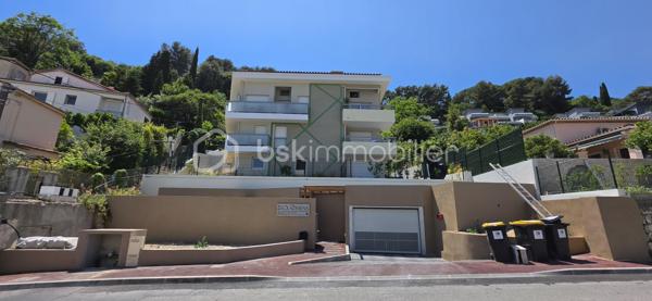 Roquebrune-Cap-Martin – Duplex neuf en dernier étage avec garage double
Dans un environnement résidentiel particulièrement recherché, à proximité immédiate de l'hôpital de "La Palmosa" et de toutes les commodités, découvrez ce superbe appartement 3 pièces en duplex situé au dernier étage d'une résidence livré en juin 2026.

Baigné de lumière grâce à sa belle exposition, ce bien offre un cadre de vie paisible et confortable. Entièrement climatisé, il se compose d'un agréable séjour ouvrant sur une terrasse avec vue dégagée, de deux chambres, d'une salle d'eau moderne ainsi que d'un espace cuisine à aménager selon vos goûts et vos envies.

Vous apprécierez son emplacement privilégié : un quartier calme tout en restant à seulement quelques minutes à pied des commerces, avec un supermarché à proximité immédiate, et environ 10 minutes à pied des plages.

Un véritable atout complet ce bien : un vaste garage double en enfilade d'environ 26 m² (10 mètres de longueur sur 2,80 mètres de largeur), permettant de stationner facilement deux véhicules tout en conservant un espace de rangement appréciable.

Les points forts :

Résidence neuve
Dernier étage en duplex
Appartement jamais habité
Climatisation réversible
Terrasse avec vue dégagée
Quartier résidentiel calme
Commerces à proximité immédiate
Plages accessibles à pied
Garage double en enfilade
Faibles contraintes d'entretien (Garantie décennale) 
Un bien rare sur le secteur, idéal pour une résidence principale, un pied-à-terre sur la Côte d'Azur ou un investissement patrimonial de qualité.
vidéo en cours de création 
Pour toute information complémentaire ou organiser une visite, contactez Nicolas Rode – BSK Immobilier.