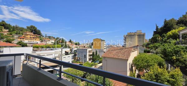 Roquebrune-Cap-Martin – Duplex neuf en dernier étage avec garage double
Dans un environnement résidentiel particulièrement recherché, à proximité immédiate de l'hôpital de "La Palmosa" et de toutes les commodités, découvrez ce superbe appartement 3 pièces en duplex situé au dernier étage d'une résidence livré en juin 2026.

Baigné de lumière grâce à sa belle exposition, ce bien offre un cadre de vie paisible et confortable. Entièrement climatisé, il se compose d'un agréable séjour ouvrant sur une terrasse avec vue dégagée, de deux chambres, d'une salle d'eau moderne ainsi que d'un espace cuisine à aménager selon vos goûts et vos envies.

Vous apprécierez son emplacement privilégié : un quartier calme tout en restant à seulement quelques minutes à pied des commerces, avec un supermarché à proximité immédiate, et environ 10 minutes à pied des plages.

Un véritable atout complet ce bien : un vaste garage double en enfilade d'environ 26 m² (10 mètres de longueur sur 2,80 mètres de largeur), permettant de stationner facilement deux véhicules tout en conservant un espace de rangement appréciable.

Les points forts :

Résidence neuve
Dernier étage en duplex
Appartement jamais habité
Climatisation réversible
Terrasse avec vue dégagée
Quartier résidentiel calme
Commerces à proximité immédiate
Plages accessibles à pied
Garage double en enfilade
Faibles contraintes d'entretien (Garantie décennale) 
Un bien rare sur le secteur, idéal pour une résidence principale, un pied-à-terre sur la Côte d'Azur ou un investissement patrimonial de qualité.
vidéo en cours de création 
Pour toute information complémentaire ou organiser une visite, contactez Nicolas Rode – BSK Immobilier.