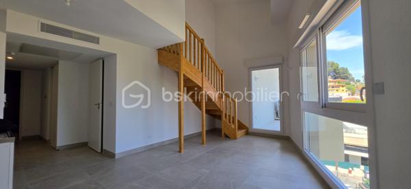 Roquebrune-Cap-Martin – Duplex neuf en dernier étage avec garage double
Dans un environnement résidentiel particulièrement recherché, à proximité immédiate de l'hôpital de "La Palmosa" et de toutes les commodités, découvrez ce superbe appartement 3 pièces en duplex situé au dernier étage d'une résidence livré en juin 2026.

Baigné de lumière grâce à sa belle exposition, ce bien offre un cadre de vie paisible et confortable. Entièrement climatisé, il se compose d'un agréable séjour ouvrant sur une terrasse avec vue dégagée, de deux chambres, d'une salle d'eau moderne ainsi que d'un espace cuisine à aménager selon vos goûts et vos envies.

Vous apprécierez son emplacement privilégié : un quartier calme tout en restant à seulement quelques minutes à pied des commerces, avec un supermarché à proximité immédiate, et environ 10 minutes à pied des plages.

Un véritable atout complet ce bien : un vaste garage double en enfilade d'environ 26 m² (10 mètres de longueur sur 2,80 mètres de largeur), permettant de stationner facilement deux véhicules tout en conservant un espace de rangement appréciable.

Les points forts :

Résidence neuve
Dernier étage en duplex
Appartement jamais habité
Climatisation réversible
Terrasse avec vue dégagée
Quartier résidentiel calme
Commerces à proximité immédiate
Plages accessibles à pied
Garage double en enfilade
Faibles contraintes d'entretien (Garantie décennale) 
Un bien rare sur le secteur, idéal pour une résidence principale, un pied-à-terre sur la Côte d'Azur ou un investissement patrimonial de qualité.
vidéo en cours de création 
Pour toute information complémentaire ou organiser une visite, contactez Nicolas Rode – BSK Immobilier.
