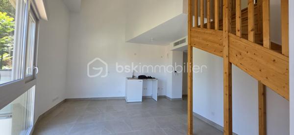 Roquebrune-Cap-Martin – Duplex neuf en dernier étage avec garage double
Dans un environnement résidentiel particulièrement recherché, à proximité immédiate de l'hôpital de "La Palmosa" et de toutes les commodités, découvrez ce superbe appartement 3 pièces en duplex situé au dernier étage d'une résidence livré en juin 2026.

Baigné de lumière grâce à sa belle exposition, ce bien offre un cadre de vie paisible et confortable. Entièrement climatisé, il se compose d'un agréable séjour ouvrant sur une terrasse avec vue dégagée, de deux chambres, d'une salle d'eau moderne ainsi que d'un espace cuisine à aménager selon vos goûts et vos envies.

Vous apprécierez son emplacement privilégié : un quartier calme tout en restant à seulement quelques minutes à pied des commerces, avec un supermarché à proximité immédiate, et environ 10 minutes à pied des plages.

Un véritable atout complet ce bien : un vaste garage double en enfilade d'environ 26 m² (10 mètres de longueur sur 2,80 mètres de largeur), permettant de stationner facilement deux véhicules tout en conservant un espace de rangement appréciable.

Les points forts :

Résidence neuve
Dernier étage en duplex
Appartement jamais habité
Climatisation réversible
Terrasse avec vue dégagée
Quartier résidentiel calme
Commerces à proximité immédiate
Plages accessibles à pied
Garage double en enfilade
Faibles contraintes d'entretien (Garantie décennale) 
Un bien rare sur le secteur, idéal pour une résidence principale, un pied-à-terre sur la Côte d'Azur ou un investissement patrimonial de qualité.
vidéo en cours de création 
Pour toute information complémentaire ou organiser une visite, contactez Nicolas Rode – BSK Immobilier.