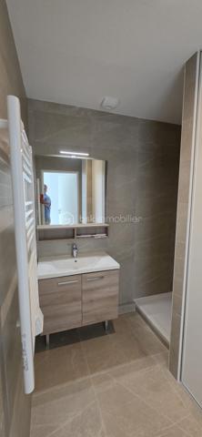 Roquebrune-Cap-Martin – Duplex neuf en dernier étage avec garage double
Dans un environnement résidentiel particulièrement recherché, à proximité immédiate de l'hôpital de "La Palmosa" et de toutes les commodités, découvrez ce superbe appartement 3 pièces en duplex situé au dernier étage d'une résidence livré en juin 2026.

Baigné de lumière grâce à sa belle exposition, ce bien offre un cadre de vie paisible et confortable. Entièrement climatisé, il se compose d'un agréable séjour ouvrant sur une terrasse avec vue dégagée, de deux chambres, d'une salle d'eau moderne ainsi que d'un espace cuisine à aménager selon vos goûts et vos envies.

Vous apprécierez son emplacement privilégié : un quartier calme tout en restant à seulement quelques minutes à pied des commerces, avec un supermarché à proximité immédiate, et environ 10 minutes à pied des plages.

Un véritable atout complet ce bien : un vaste garage double en enfilade d'environ 26 m² (10 mètres de longueur sur 2,80 mètres de largeur), permettant de stationner facilement deux véhicules tout en conservant un espace de rangement appréciable.

Les points forts :

Résidence neuve
Dernier étage en duplex
Appartement jamais habité
Climatisation réversible
Terrasse avec vue dégagée
Quartier résidentiel calme
Commerces à proximité immédiate
Plages accessibles à pied
Garage double en enfilade
Faibles contraintes d'entretien (Garantie décennale) 
Un bien rare sur le secteur, idéal pour une résidence principale, un pied-à-terre sur la Côte d'Azur ou un investissement patrimonial de qualité.
vidéo en cours de création 
Pour toute information complémentaire ou organiser une visite, contactez Nicolas Rode – BSK Immobilier.