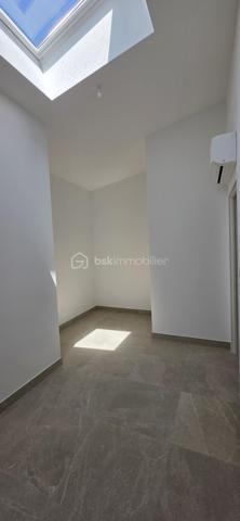 Roquebrune-Cap-Martin – Duplex neuf en dernier étage avec garage double
Dans un environnement résidentiel particulièrement recherché, à proximité immédiate de l'hôpital de "La Palmosa" et de toutes les commodités, découvrez ce superbe appartement 3 pièces en duplex situé au dernier étage d'une résidence livré en juin 2026.

Baigné de lumière grâce à sa belle exposition, ce bien offre un cadre de vie paisible et confortable. Entièrement climatisé, il se compose d'un agréable séjour ouvrant sur une terrasse avec vue dégagée, de deux chambres, d'une salle d'eau moderne ainsi que d'un espace cuisine à aménager selon vos goûts et vos envies.

Vous apprécierez son emplacement privilégié : un quartier calme tout en restant à seulement quelques minutes à pied des commerces, avec un supermarché à proximité immédiate, et environ 10 minutes à pied des plages.

Un véritable atout complet ce bien : un vaste garage double en enfilade d'environ 26 m² (10 mètres de longueur sur 2,80 mètres de largeur), permettant de stationner facilement deux véhicules tout en conservant un espace de rangement appréciable.

Les points forts :

Résidence neuve
Dernier étage en duplex
Appartement jamais habité
Climatisation réversible
Terrasse avec vue dégagée
Quartier résidentiel calme
Commerces à proximité immédiate
Plages accessibles à pied
Garage double en enfilade
Faibles contraintes d'entretien (Garantie décennale) 
Un bien rare sur le secteur, idéal pour une résidence principale, un pied-à-terre sur la Côte d'Azur ou un investissement patrimonial de qualité.
vidéo en cours de création 
Pour toute information complémentaire ou organiser une visite, contactez Nicolas Rode – BSK Immobilier.