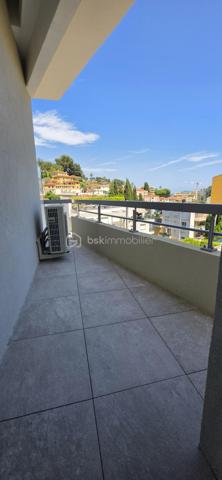 Roquebrune-Cap-Martin – Duplex neuf en dernier étage avec garage double
Dans un environnement résidentiel particulièrement recherché, à proximité immédiate de l'hôpital de "La Palmosa" et de toutes les commodités, découvrez ce superbe appartement 3 pièces en duplex situé au dernier étage d'une résidence livré en juin 2026.

Baigné de lumière grâce à sa belle exposition, ce bien offre un cadre de vie paisible et confortable. Entièrement climatisé, il se compose d'un agréable séjour ouvrant sur une terrasse avec vue dégagée, de deux chambres, d'une salle d'eau moderne ainsi que d'un espace cuisine à aménager selon vos goûts et vos envies.

Vous apprécierez son emplacement privilégié : un quartier calme tout en restant à seulement quelques minutes à pied des commerces, avec un supermarché à proximité immédiate, et environ 10 minutes à pied des plages.

Un véritable atout complet ce bien : un vaste garage double en enfilade d'environ 26 m² (10 mètres de longueur sur 2,80 mètres de largeur), permettant de stationner facilement deux véhicules tout en conservant un espace de rangement appréciable.

Les points forts :

Résidence neuve
Dernier étage en duplex
Appartement jamais habité
Climatisation réversible
Terrasse avec vue dégagée
Quartier résidentiel calme
Commerces à proximité immédiate
Plages accessibles à pied
Garage double en enfilade
Faibles contraintes d'entretien (Garantie décennale) 
Un bien rare sur le secteur, idéal pour une résidence principale, un pied-à-terre sur la Côte d'Azur ou un investissement patrimonial de qualité.
vidéo en cours de création 
Pour toute information complémentaire ou organiser une visite, contactez Nicolas Rode – BSK Immobilier.