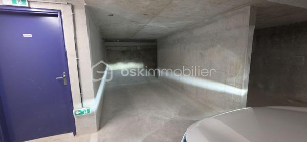 Roquebrune-Cap-Martin – Duplex neuf en dernier étage avec garage double
Dans un environnement résidentiel particulièrement recherché, à proximité immédiate de l'hôpital de "La Palmosa" et de toutes les commodités, découvrez ce superbe appartement 3 pièces en duplex situé au dernier étage d'une résidence livré en juin 2026.

Baigné de lumière grâce à sa belle exposition, ce bien offre un cadre de vie paisible et confortable. Entièrement climatisé, il se compose d'un agréable séjour ouvrant sur une terrasse avec vue dégagée, de deux chambres, d'une salle d'eau moderne ainsi que d'un espace cuisine à aménager selon vos goûts et vos envies.

Vous apprécierez son emplacement privilégié : un quartier calme tout en restant à seulement quelques minutes à pied des commerces, avec un supermarché à proximité immédiate, et environ 10 minutes à pied des plages.

Un véritable atout complet ce bien : un vaste garage double en enfilade d'environ 26 m² (10 mètres de longueur sur 2,80 mètres de largeur), permettant de stationner facilement deux véhicules tout en conservant un espace de rangement appréciable.

Les points forts :

Résidence neuve
Dernier étage en duplex
Appartement jamais habité
Climatisation réversible
Terrasse avec vue dégagée
Quartier résidentiel calme
Commerces à proximité immédiate
Plages accessibles à pied
Garage double en enfilade
Faibles contraintes d'entretien (Garantie décennale) 
Un bien rare sur le secteur, idéal pour une résidence principale, un pied-à-terre sur la Côte d'Azur ou un investissement patrimonial de qualité.
vidéo en cours de création 
Pour toute information complémentaire ou organiser une visite, contactez Nicolas Rode – BSK Immobilier.