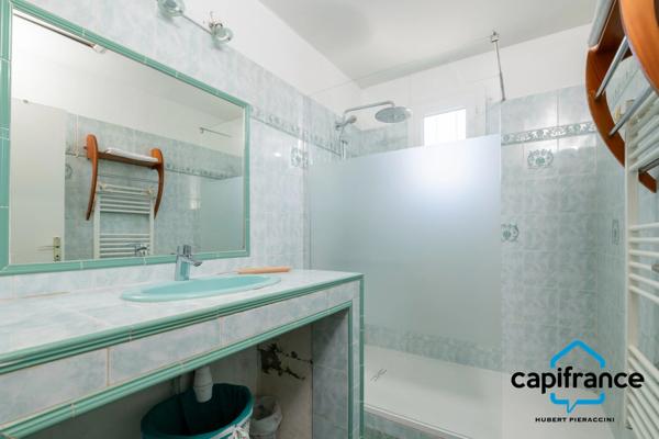 Sanary sur mer / la Guicharde Maison de plain pied non mitoyenne de 116 m2 au sol 4 chambres terrain 645 m2