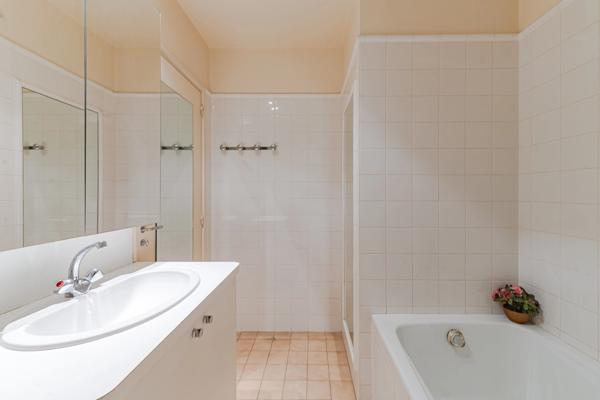 MARSEILLE 8ᵉ – RUE PARADIS | APPARTEMENT DE CARACTÈRE AVEC BALCONS, GARAGE EN OPTION