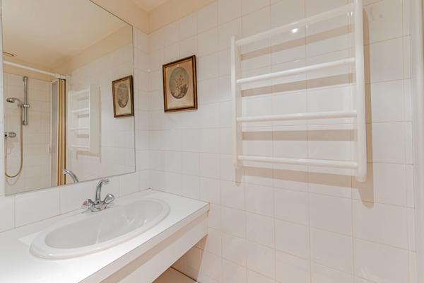 MARSEILLE 8ᵉ – RUE PARADIS | APPARTEMENT DE CARACTÈRE AVEC BALCONS, GARAGE EN OPTION