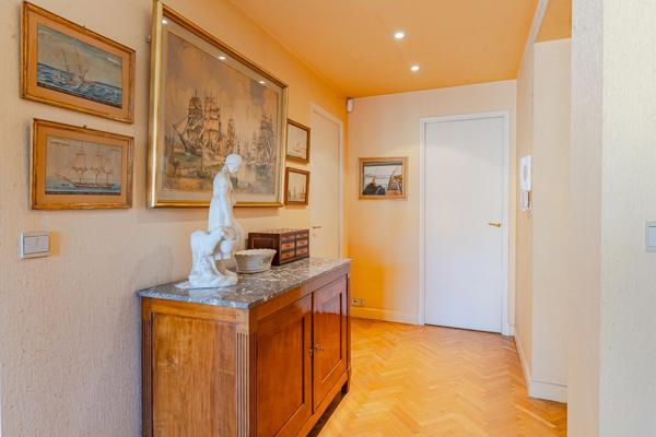 MARSEILLE 8ᵉ – RUE PARADIS | APPARTEMENT DE CARACTÈRE AVEC BALCONS, GARAGE EN OPTION