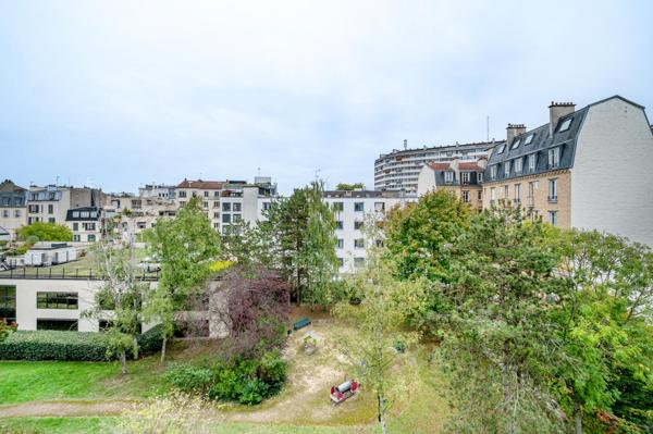 A rénover, dernier étage avec balcon et vues, 2 ou 3 chambres.