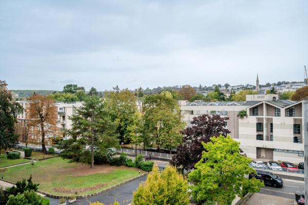 A rénover, dernier étage avec balcon et vues, 2 ou 3 chambres.