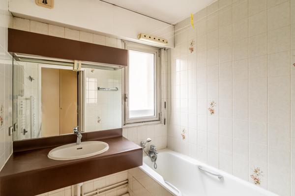 A rénover, dernier étage avec balcon et vues, 2 ou 3 chambres.