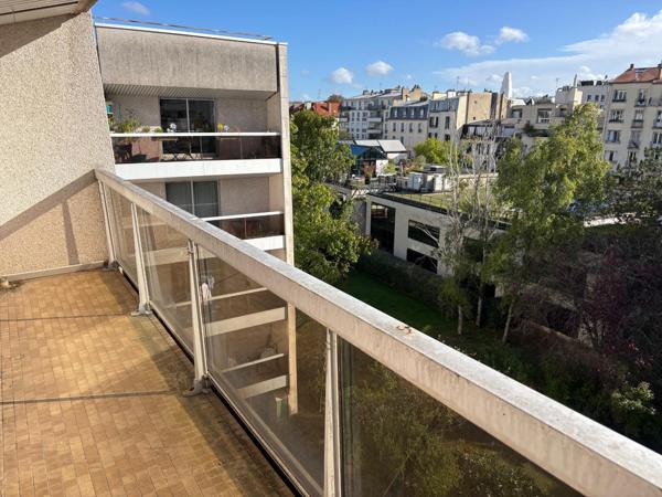 A rénover, dernier étage avec balcon et vues, 2 ou 3 chambres.
