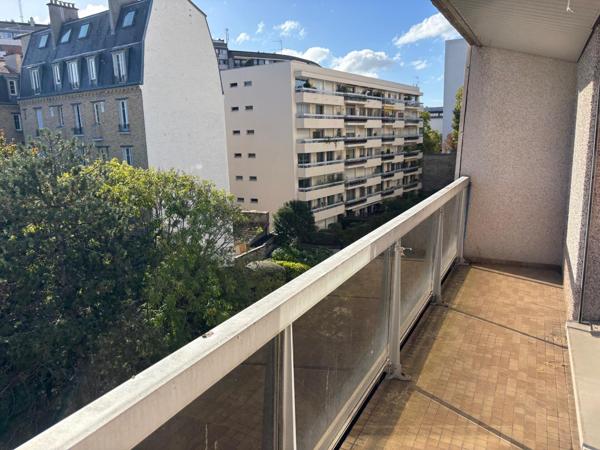 A rénover, dernier étage avec balcon et vues, 2 ou 3 chambres.