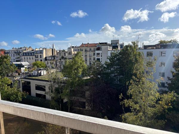 A rénover, dernier étage avec balcon et vues, 2 ou 3 chambres.