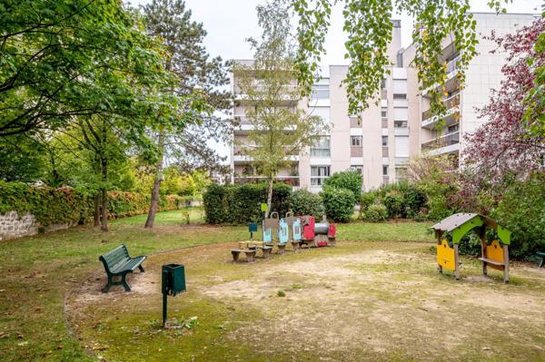 A rénover, dernier étage avec balcon et vues, 2 ou 3 chambres.